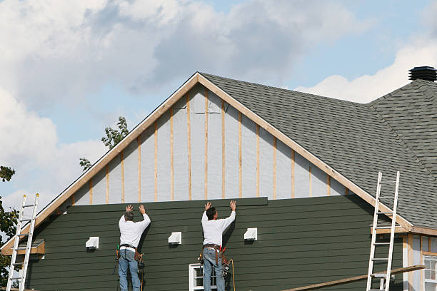 Professional Siding Installation technician working in Waterloo, IL